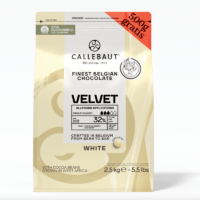 Callebaut Velvet 32% - 2,5 kg Prémiová biela čokoláda s obsahom kakaa 32%, ktorá je vyrobená z najkvalitnejších surovín. Jej jemná a krémová textúra v kombinácii s príjemnou sladkosťou a bohatou mliečnou chuťou ju robia ideálnou voľbou pre rôzne cukrárske a pekárske aplikácie. Charakteristika produktu: Obsah kakaa: 32% Balenie: 2,5 kg Pôvod: Callebaut, svetoznámy belgický výrobca čokolády Chuť: Jemná, krémová a vyvážená sladkosť s bohatým mliečnym podtónom Textúra: Hladká a roztierateľná Použitie: Velvet čokoláda je perfektná pre výrobu dezertov, ganache, mousse, pralinek a čokoládových dekorácií. Je tiež skvelá na temperovanie a použitie v polevách, krémoch či náplniach. Výhody: Jednoduchá manipulácia: Vďaka svojmu zloženiu je čokoláda ľahko roztierateľná a spracovateľná. Všestrannosť: Vhodná pre široké spektrum cukrárskych a pekárskych aplikácií. Vysoká kvalita: Callebaut je známy svojou konzistentnou kvalitou a výnimočnou chuťou, čo robí Velvet ideálnou voľbou pre profesionálnych cukrárov a pekárov. Zvoľte si Velvet čokoládu  32% a obohaťte svoje dezerty o jedinečnú chuť a kvalitu, ktorú ocení každý zákazník. Nenašli ste svoje balení zavolajte nám na +421940806206. Vic druhov nájdeš TU